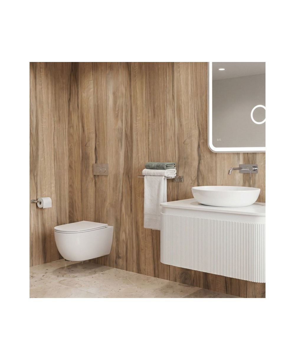 Miska wisząca WC Rimo 3.0 w łazience z drewnianym wykończeniem ściany